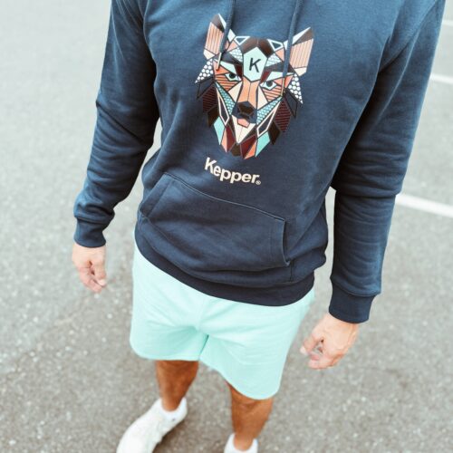 Le hoodie LOUP depuis son lancement il fait parti des bestsellers de nos produits. Le hoodie est fait en matières écoresponsable Les détails à connaître : Modèle Mixte Coupe droite 85% coton 15% polyester recyclé - 270 grammes Couleur : peacock blue Conseil taille : Nos client prennent leurs taille habituelle 