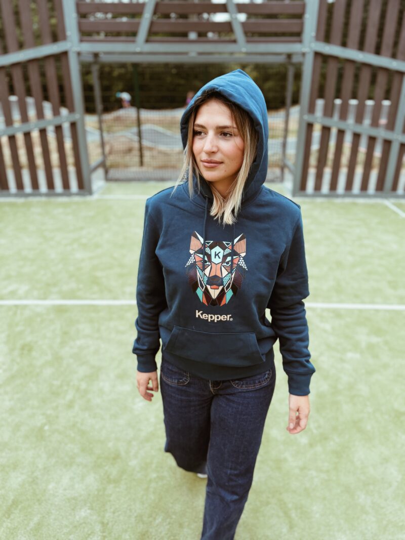 Le hoodie LOUP depuis son lancement il fait parti des bestsellers de nos produits. Le hoodie est fait en matières écoresponsable Les détails à connaître : Modèle Mixte Coupe droite 85% coton 15% polyester recyclé - 270 grammes Couleur : peacock blue Conseil taille : Nos client prennent leurs taille habituelle 