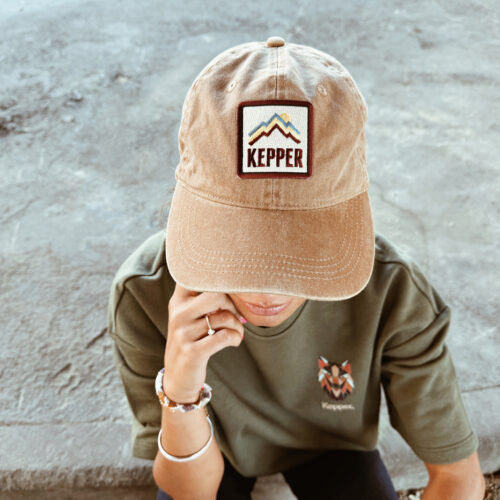 Jeune femme avec casquette darkcamel Kepper