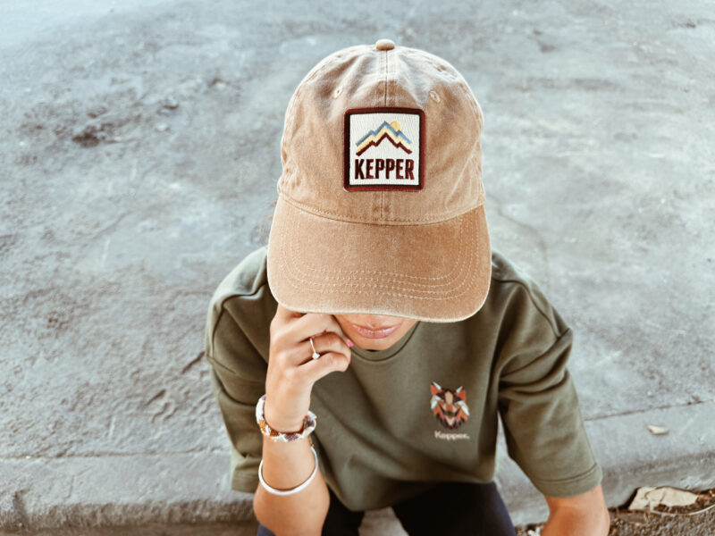 Jeune femme avec casquette darkcamel Kepper