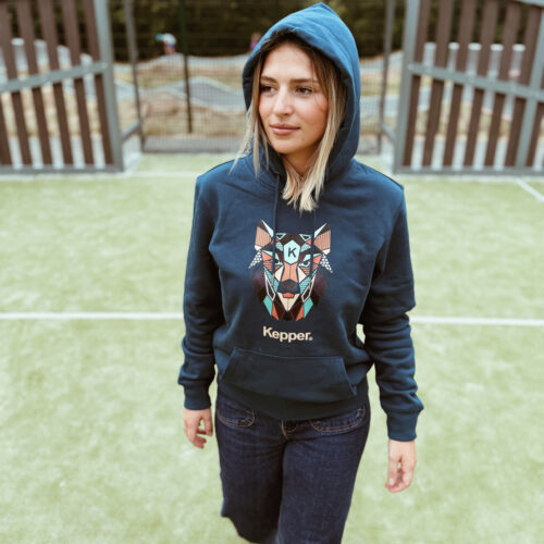 Jeune femme blonde avec un hoodie bleu Kepper