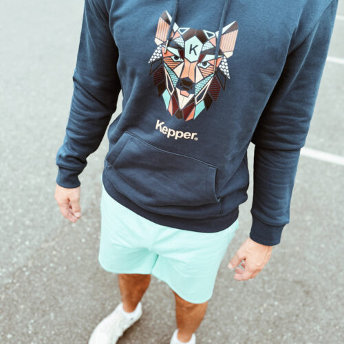 Jeune homme avec hoodie bleu Kepper