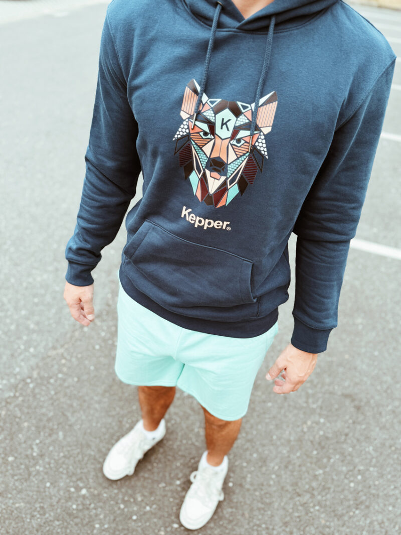 Jeune homme avec hoodie bleu Kepper