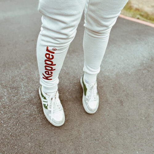 Jeune femme avec un jogging raw natural Kepper