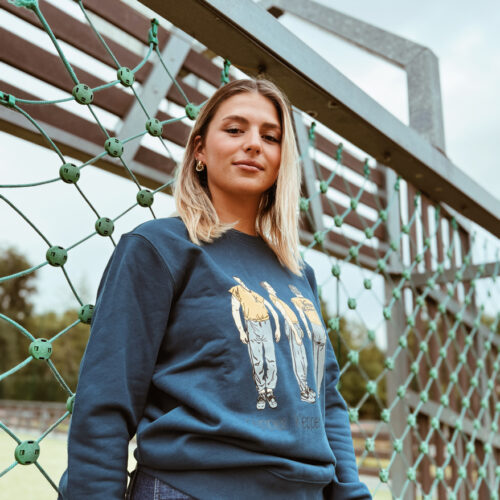 Jeune femme blonde avec un sweat Kepper