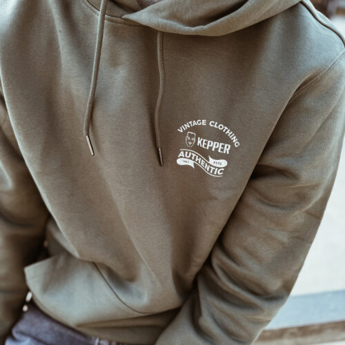 Jeune homme avec un hoodie organic kaki Kepper