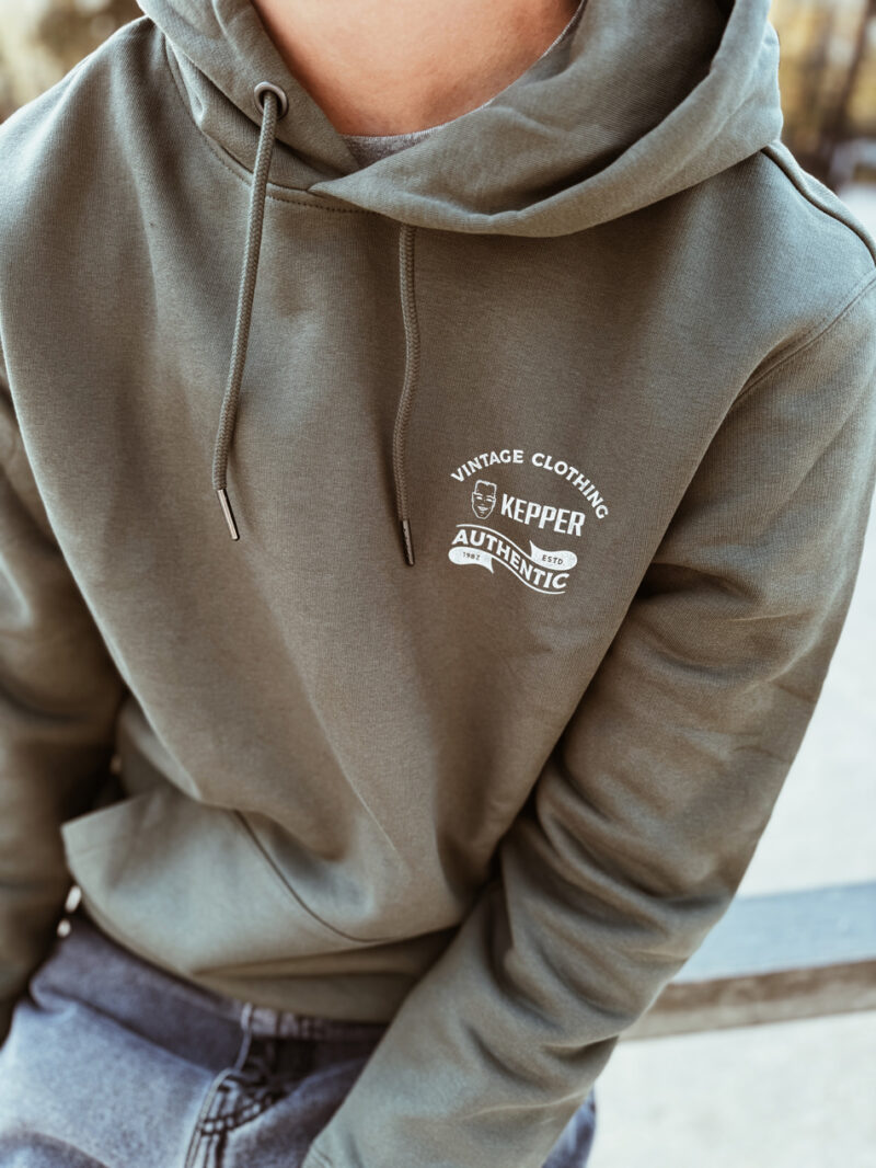 Jeune homme avec un hoodie organic kaki Kepper