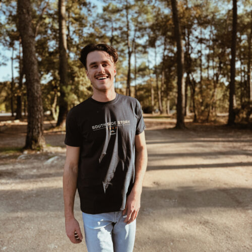 Jeune homme brun avec tee-shirt bleu marine Kepper.