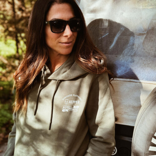 Jeune femme brune avec hoodie organic kaki Kepper.