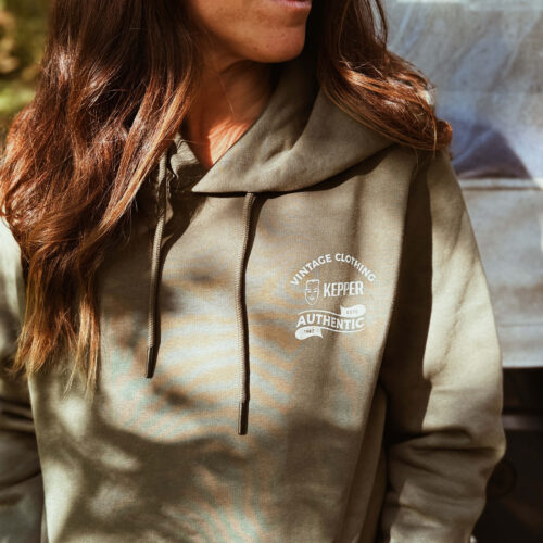 Jeune femme brune avec hoodie organic kaki Kepper