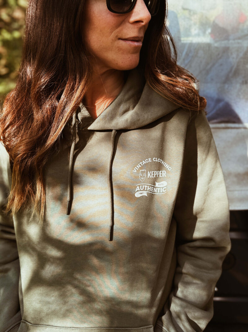 Jeune femme brune avec hoodie organic kaki Kepper