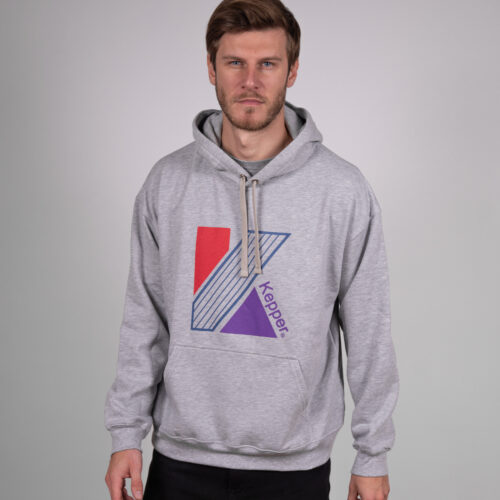 Jeune homme brun avec hoodie gris Kepper