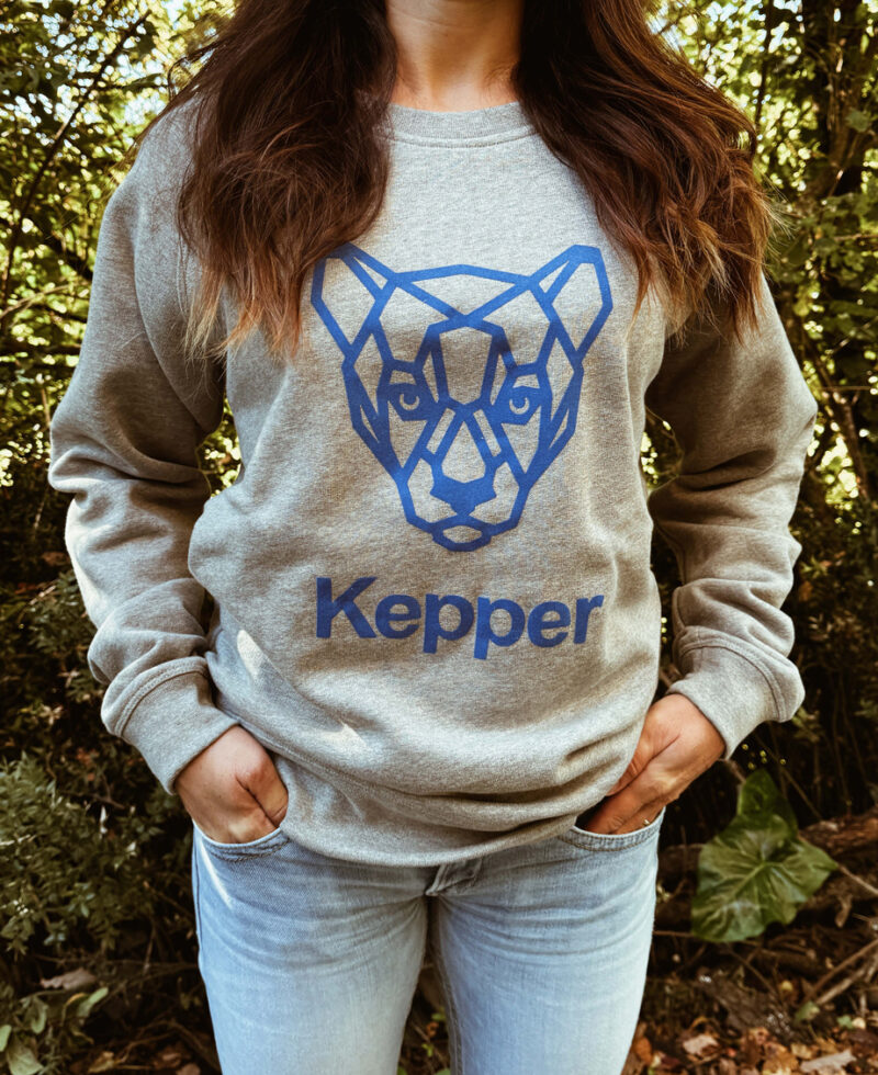 Jeune femme brune avec sweat gris Kepper.