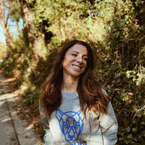 Jeune femme brune avec sweat gris Kepper.