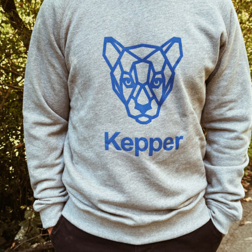 Jeune homme avec sweat gris Kepper