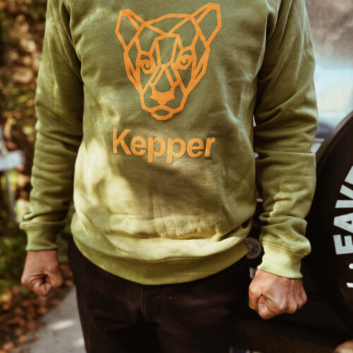 Jeune homme avec sweat kaki Kepper