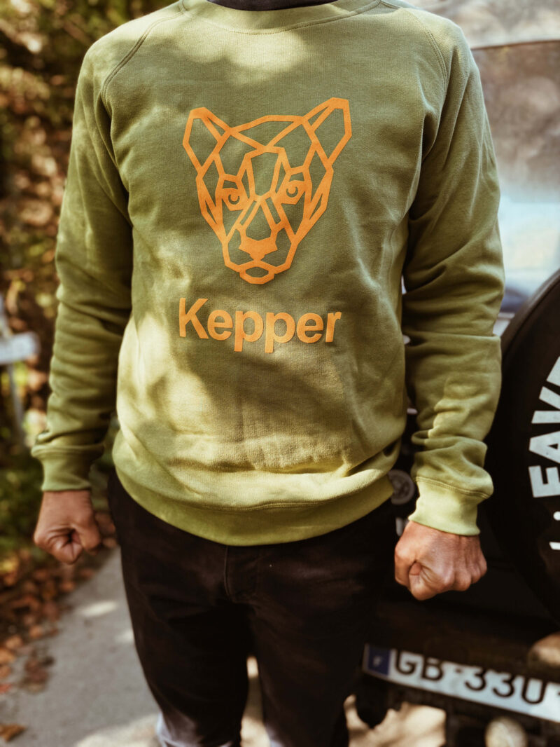 Jeune homme avec sweat kaki Kepper